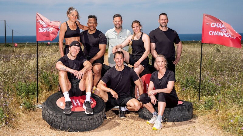 Champion der Champions Staffel 3 Gruppenbild: Vorne v.l.: Kevin Lötscher (Eishockey), Carlo Janka (Ski), Tanja Frieden (Snowboard); hinten v.l.: Anita Weyermann (Mittelstreckenlauf), Sergei Aschwanden (Judo), Moderator Lukas Studer, Petra Klingler (Klettern), Kilian Wenger (Schwingen) 2026 – Bild: SRF/​Valeriano di Domenico