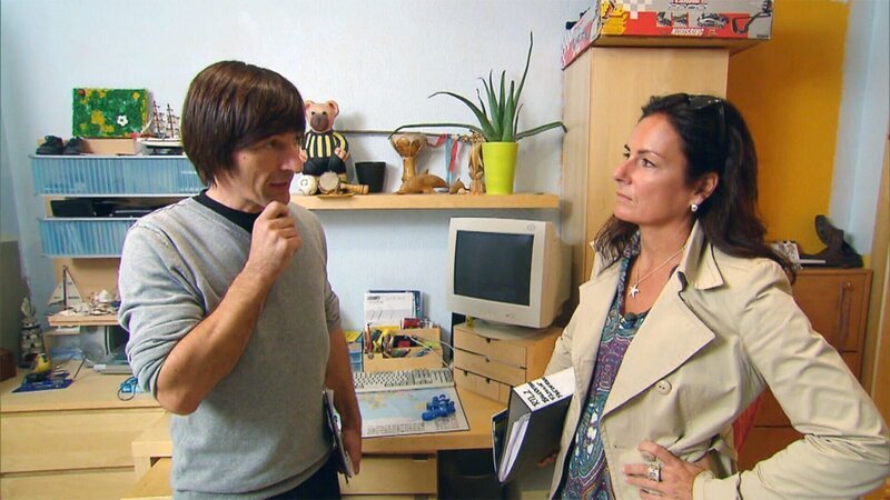 John und Manuela beratschlagen sich, ob sie in der Lage sind, der Familie zu helfen&nbsp;… – Bild: RT2