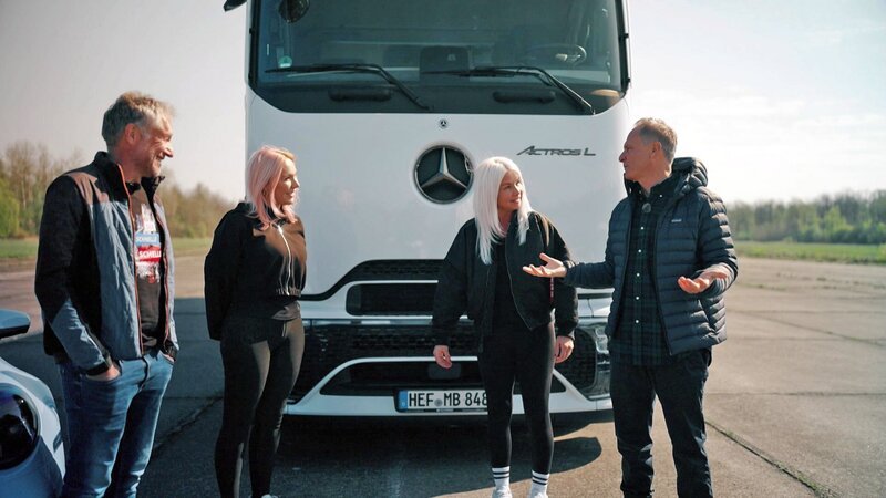 Matthias und Niki treffen auf einem Flugplatz auf die Trucker Babes Jessy und Sabrina, um in fünf Herausforderungen, darunter ein LKW-Parcours und eine Highspeed-Challenge mit einem Porsche 911 S, ihre Fahrkünste zu messen. – Bild: RTLZWEI Matthias und Niki treffen auf einem Flugplatz auf die Trucker Babes Jessy und Sabrina, um in fünf Herausforderungen, darunter ein LKW-Parcours und eine Highspeed-Challenge mit einem Porsche 911 S, ihre Fahrkünste zu messen. – Bild: RTLZWEI