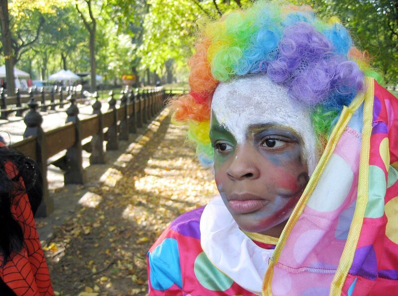 Der Central Park in New York mit seinen Parkbänken, Vogelarten, Bäumen, Fußwegen und Trinkbrunnen. Der Park ist ein künstlich angelegter Ort der Begegnung. – Bild: WDR/​ORF