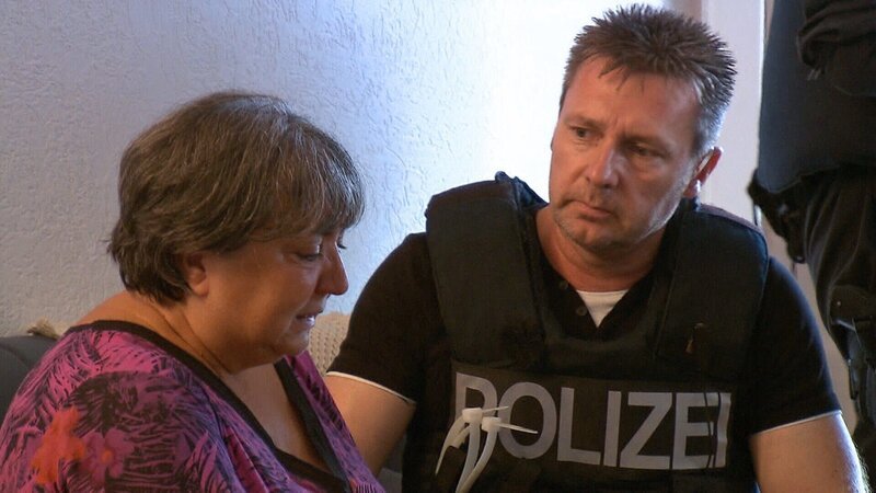 Das Motiv von Onur T. bleibt auch nach der Befragung der Eltern von Onur T. unklar, allerdings deutet der Streit zwischen den Eltern von Onur T. auf Probleme in der Familie hin. Der EL des SEK Klaus Behrendt (re.) bittet die Mutter von Onur T. (li.) ihren Sohn am Telefon zur Aufgabe zu überreden. – Bild: RTL II