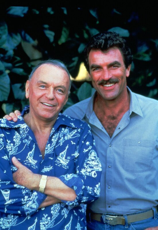 Kaum finden Magnum (Tom Selleck, r.) und Higgins (John Hillerman, l.) heraus, was wirklich hinter dem neuen Auftrag steckt, da wollen sie auch schon dem Auftraggeber das Handwerk legen&nbsp;… – Bild: 1986 Universal City Studios LLLP. All Rights Reserved. Lizenzbild frei