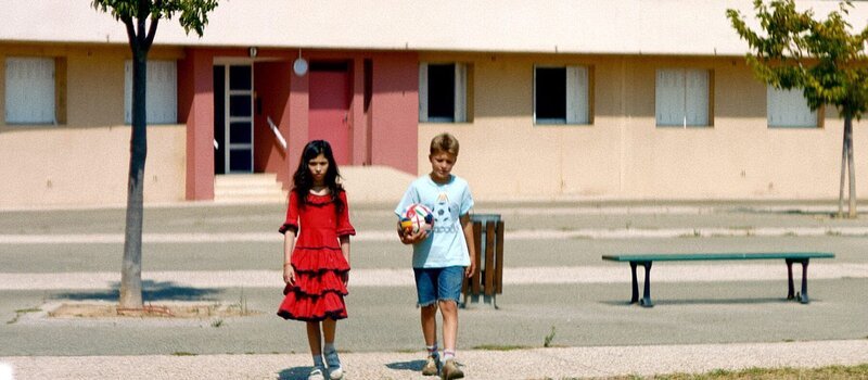 Aurore (Mélody Gualteros) und ihr bester Freund Chris (Ernest Cereijo) gehen zum Spielen in den Park. – Bild: ARTE France /​ Pampa Productions