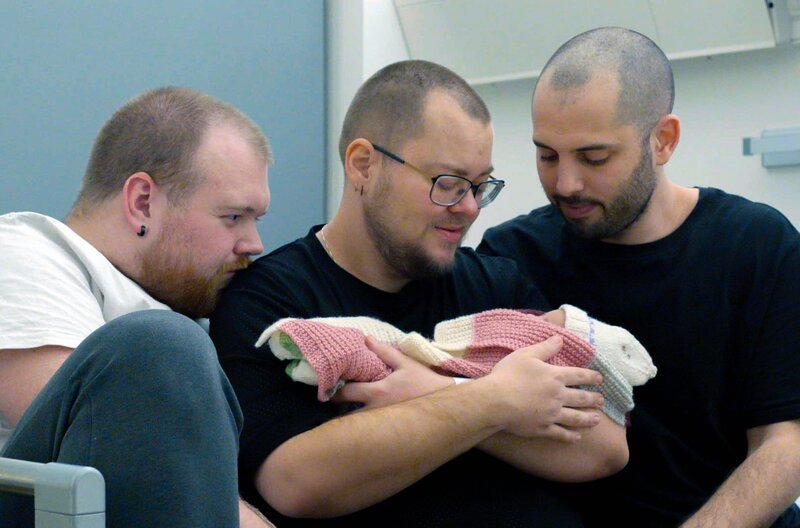 Sindre, Kristopher und David (v.l.) mit ihrem neugeborenen Baby – Bild: NDR /​ Indie Film