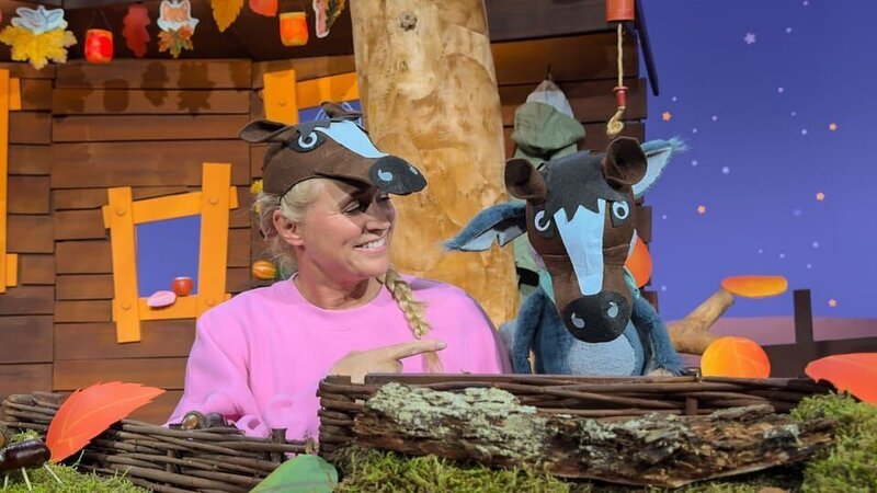 Singa und Fidi spielen Pferd im Baumhaus. Dabei verkleiden sie sich und das Baumhaus wird zur Pferdewiese. – Bild: KiKA