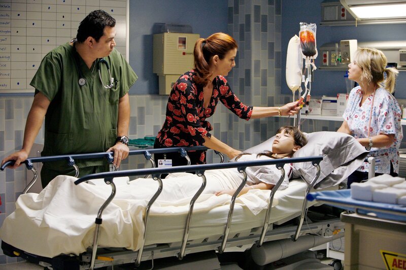 Addison (Kate Walsh, 2.v.l.) kümmert sich um Ruby (Hannah Marks, liegend), eine Freundin von Maya, die eine schlimme Fehlgeburt hatte&nbsp;… – Bild: American Broadcasting Companies, Inc. All rights reserved.