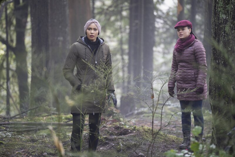 Macy Vaughn (Madeleine Mantock, l.); Maggie Vera (Sarah Jeffery, r.) – Bild: Dean Buscher