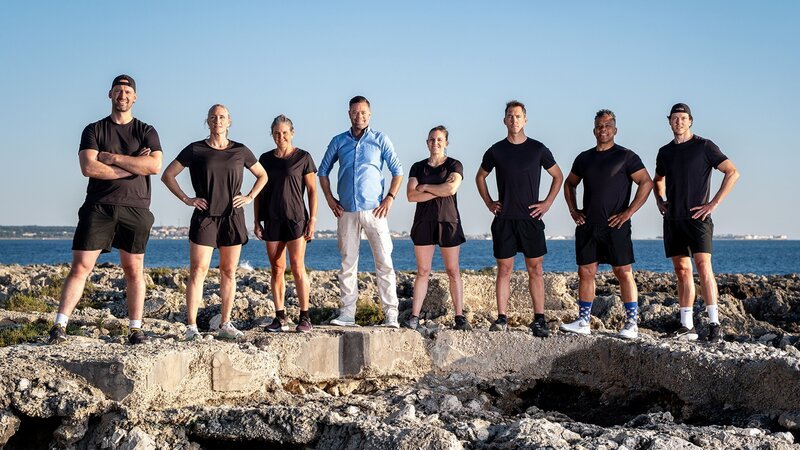 Champion der Champions, Staffel 3: Gruppenbild mit Kilian Wenger (Schwingen), Tanja Frieden (Snowboard), Anita Weyermann (Mittelstreckenlauf), Moderator Lukas Studer, Petra Klingler (Klettern), Carlo Janka (Ski), Sergei Aschwanden (Judo) und Kevin Lötscher (Eishockey). – Bild: SRF/​Valeriano di Domenico
