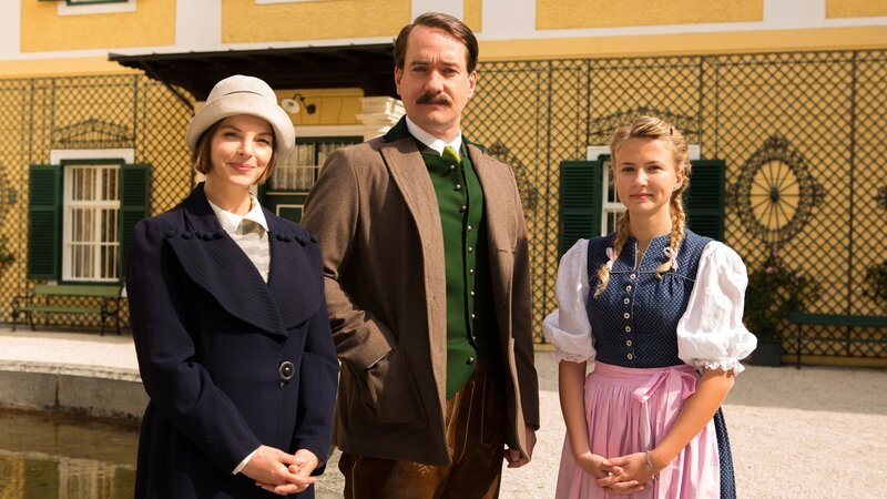 links: Yvonne Catterfeld, Matthew MacFadyen, Eliza Bennett – Bild: 3sat