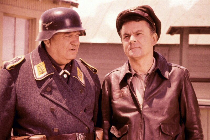 Sgt. Hans Georg Schultz (John Banner, l.), Colonel Robert E. Hogan (Bob Crane) – Bild: RTL NITRO