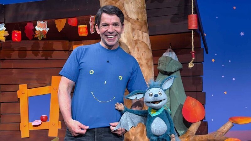 Juri präsentiert Fidi stolz sein Lächel-T-Shirt und erklärt ihr wie man ein Lächelgesicht malt. – Bild: KiKA