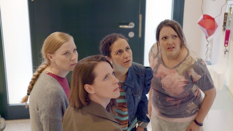 Die Freundinnen (Franziska Arndt, Katrin Höft, Shirin Soraya, Sarah Victoria Schalow) können nicht fassen, was Klaus tut, damit Nadine sich besser fühlt. – Bild: MG RTL D