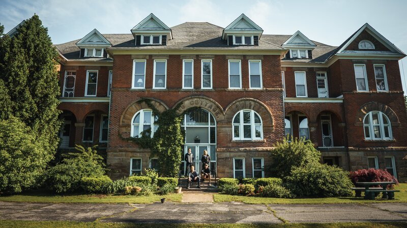 Dakota Laden, Tanner Wiseman, Chelsea Laden und Alex Schroeder vor dem Madison Seminary, aus Travel Channels Destination Fear. – Bild: Scripps
