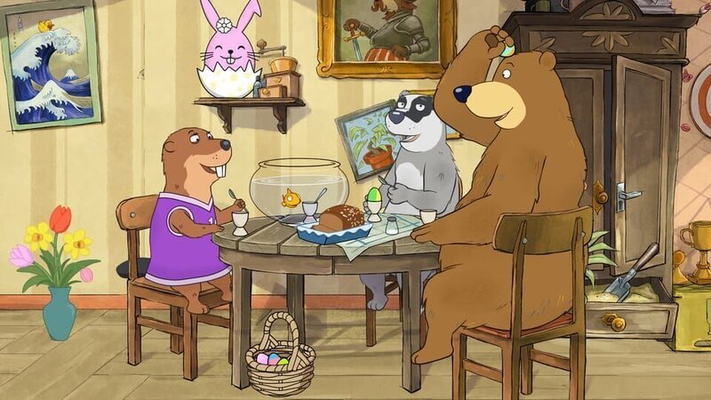 Dr. Brumm, Bibi, Pottwal und Dachs frühstücken zusammen die gefundenen Ostereier. – Bild: rbb/​MDR/​NDR/​TRIKK17
