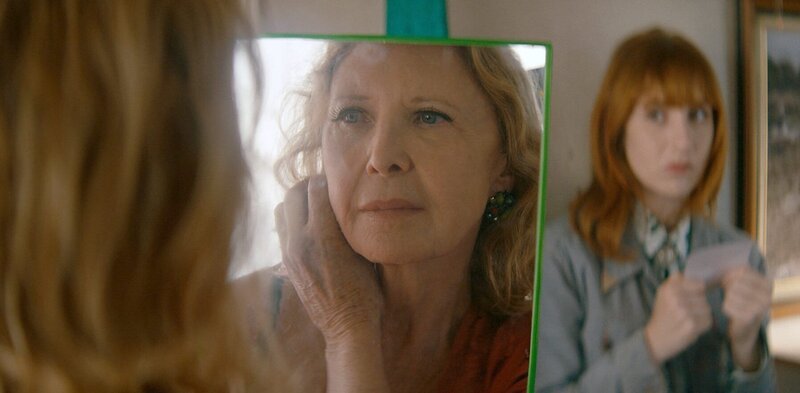 Maya (Lolita Chammah, re.) nähert sich Aurore über deren Mutter (Aurore Clément, li.). – Bild: ARTE France /​ DR