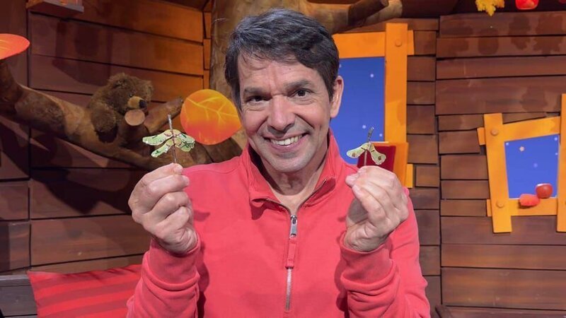 Juri zeigt dir, was du Tolles machen kannst, wenn du draußen Ahornsamen findest: Bunte Libellen aus Samen und Stöckchen! – Bild: KiKA