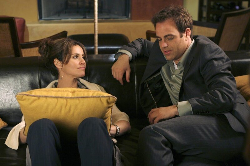 Cooper (Paul Adelstein, r.) und Violet (Amy Brenneman, l.) unterhalten sich über das Kinderkriegen. – Bild: PLURIMEDIA (ABC Studios)