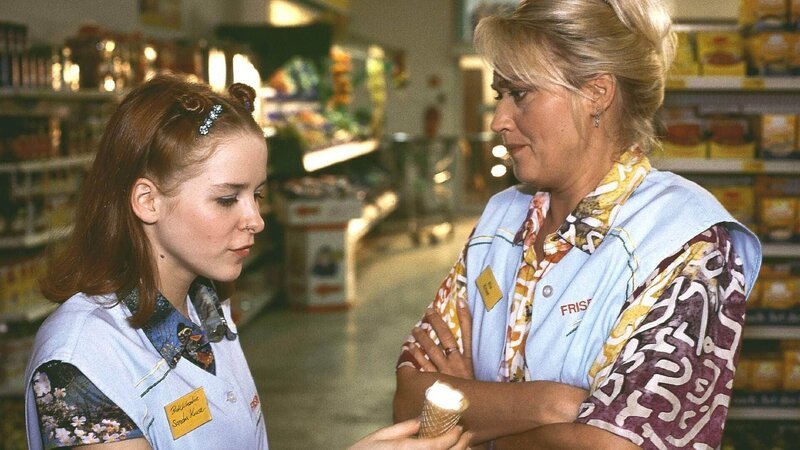 Sandra (Jasmin Schwiers, l.) findet ihren Vorschlag, eine Softeis-Maschine im Frispa-Supermarkt aufzustellen, super. Rita (Gaby Köster) hält gar nichts von der Idee ihrer Tochter. – Bild: MG RTL D