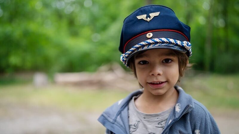 Paul ist Eisenbahn-Fan. Zuhause hat er sogar eine richtige Uniform. Bei der Berliner Parkeisenbahn erlebt er einen besonderen Tag. – Bild: rbb/​Elias Franke