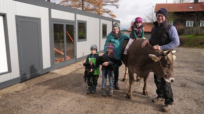 Rinder, Schafe, Hühner: Familie Birk setzt auf ihrem Archehof im Allgäu besonders auf seltene Rassen. Mit der eigenen Molkerei im Container am Hof gehen sie in der Direktvermarktung einen Schritt weiter. – Bild: Oliver Biebl /​ BR; isarflimmern fernsehproduktion GmbH; cutflow GmbH /​ BR/​cutflow GmbH/​isarflimmern fernsehproduktion GmbH/​Oliver Biebl