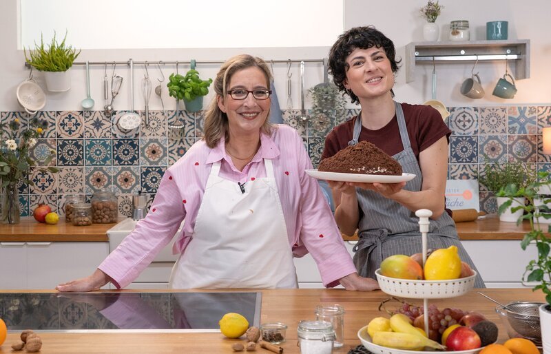 Es gibt Kuchen – Yvonne Willicks (l.) und Konditormeisterin Theresa Knipschild (r.) freuen sich auf die heutige Ausgabe der Meisterküche „Alles aus der Kindheit“. – Bild: WDR/​Wiebke Schnabel/​2bild GmbH