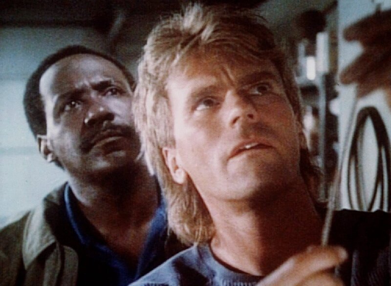 MacGyver (Richard Dean Anderson, r.) und Hines (Richard Roundtree, l.) sind eingeschlossen und versuchen, sich zu befreien&nbsp;… – Bild: Kabel Eins Classics