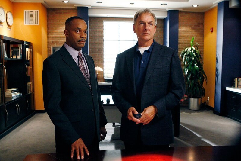 Werden mit einem neuen Fall beauftragt: Vance (Rocky Carroll, l.) und Gibbs (Mark Harmon, r.)&nbsp;… – Bild: 13TH STREET /​ CBS Broadcasting Inc.