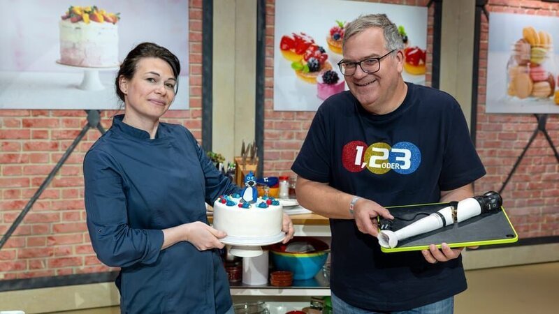 Konditormeisterin Dominique Fraissinet zeigt, wie man Torten den perfekten letzten Schliff verleiht. – Bild: ZDF/​Ralf Wilschewski