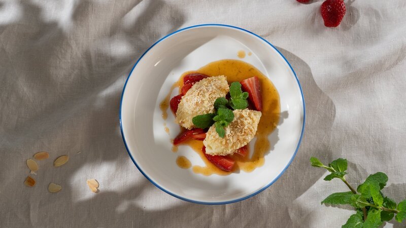 Feine Nocken aus Mascarpone, Erdbeeren und Zitrusfrüchten in fruchtiger Zitrus-Orangen-Sauce serviert und veredelt mit gerösteten Mandeln. – Bild: WDR/​2Bild TV.Events & Media GmbH