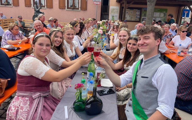 Weinprinzessinnen auf dem Glatzenweinfest in Neuses am Berg. – Bild: Bettina Zettler /​ BR; Bewegte Zeiten Filmproduktion GmbH