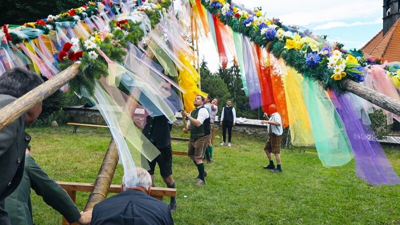 Sobald die 14,5 Meter lange Pestkerze wieder abgelegt ist, sind die Kirchenbauern erleichtert: Sie haben es auch dieses Jahr geschafft. – Bild: ORF/​Posch TV Filmproduktion/​Ursula Merzeder