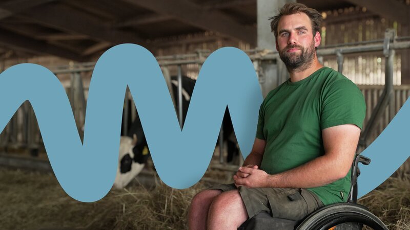 Jacob Götz bei seinen täglichen Arbeiten im Kuhstall. – Bild: ZDF
