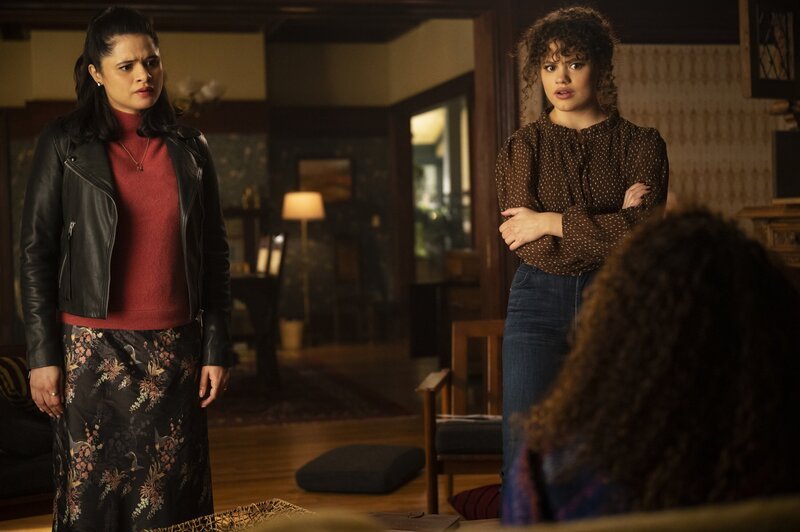 Mel Vera (Melonie Diaz, l.); Maggie Vera (Sarah Jeffery, r.) – Bild: Dean Buscher