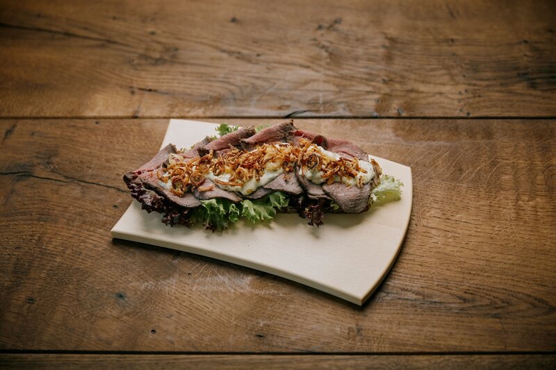 Vorspeise: Roastbeef mit selbstgemachter Remoulade und Salat, dazu selbstgebackenes Smørrebrød. – Bild: BR/​megaherz GmbH/​Philipp Thurmaier