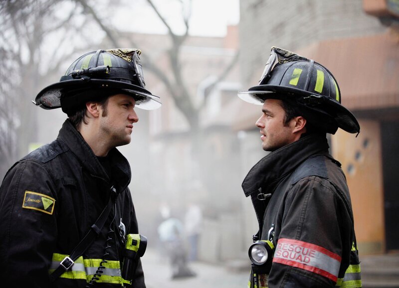 Chicago Fire Wendungen – A Little Taste, Staffel 1, Episode 14. Geraten aneinander: Shane McRae als Eric Whaley, Taylor Kinney als Kelly Severide – Bild: SRF/​NBC Universal