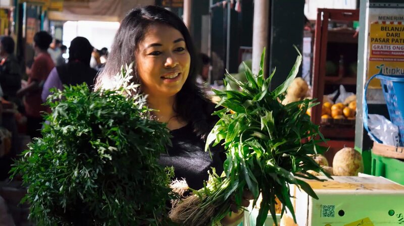 Andita Schirmacher lebt und arbeitet seit Jahren in Hattersheim. Sie möchte die indonesische Kochkunst mit den Aromen und frischen Zutaten ihrer Kindheit hier bekannter machen und gibt in ihrer Freizeit Kochkurse wie beispielsweise „Indonesisches Grillen“. – Bild: HR