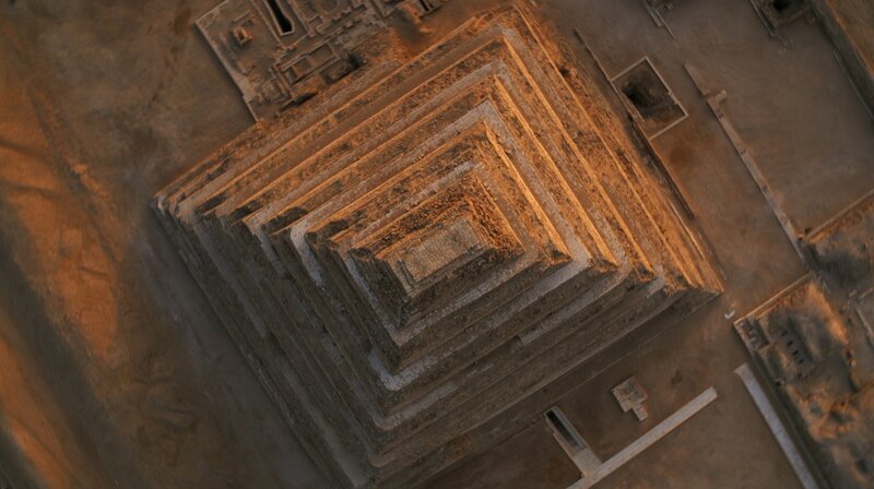 Lange Zeit rätselten Archäologen, ob die Stufenpyramide des Pharao Djoser von vornherein als erste Pyramide geplant war. – Bild: phoenix/​ZDF und Adnane Korchyou/​IFly Egy