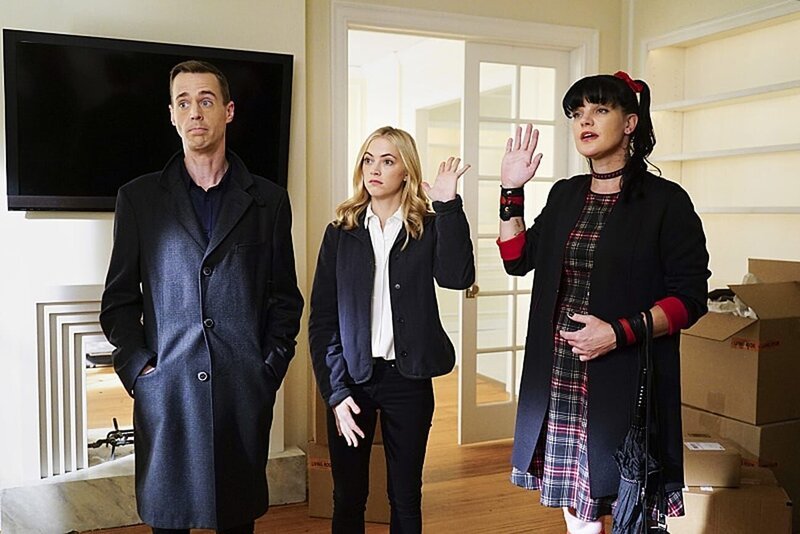 Abby (Pauley Perrette, r.), Bishop (Emily Wickersham, M.) und McGee (Sean Murray, l.) umschmeicheln Tony DiNozzo Sr. denn alle wollen sein Apartment. Doch wen wird er letztendlich auserwählen? – Bild: PLURIMEDIA (CBS Broadcasting Inc.)