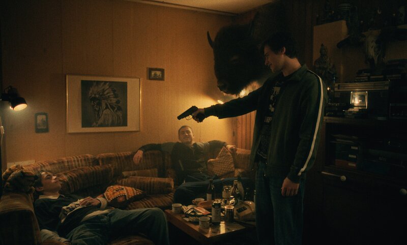 Die Teenager Kai (Jakob Pohl, l.), Bogdan (Leo Farahwaschy, M.) und Mirko (Paul Sundheim, r.) und machen eine Mutprobe. – Bild: Leonhard Kairat_PortauPrincePict /​ ZDF und Leonhard Kairat_PortauPr