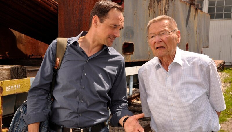 Um sich wieder näherzukommen, machen Mike und Alois einen gemeinsamen Ausflug. Von links: Mike Preissinger (Harry Blank) und Alois Preissinger (Erich Hallhuber). – Bild: BR/​Jo Bischoff