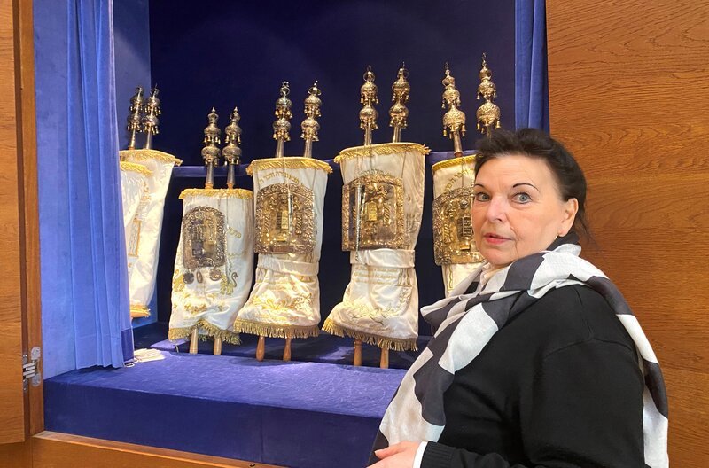 Ursula Philipp-Drescher zeigt kostbare Thora-Rollen. – Bild: MDR/​Adina Rieckmann