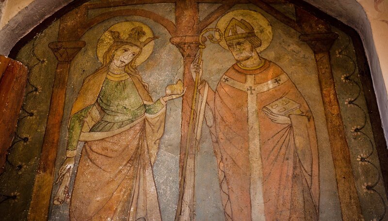 Reste mittelalterlicher Fresken in der Zweikirche zwischen Wolfstein und Rutsweiler geben wichtige Hinweise auf die Geschichte des Königslandes und helfen bei der Königssuche. – Bild: SWR/​Thomas Keck