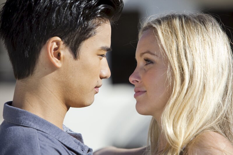 Christian (Jordan Rodrigues) (l.) und Kat (Alicia Banit) (r.) fühlen sich zueinander hingezogen. Kann Tara (Xenia Goodwin) das akzeptieren? – Bild: ZDF/​Mark Rogers