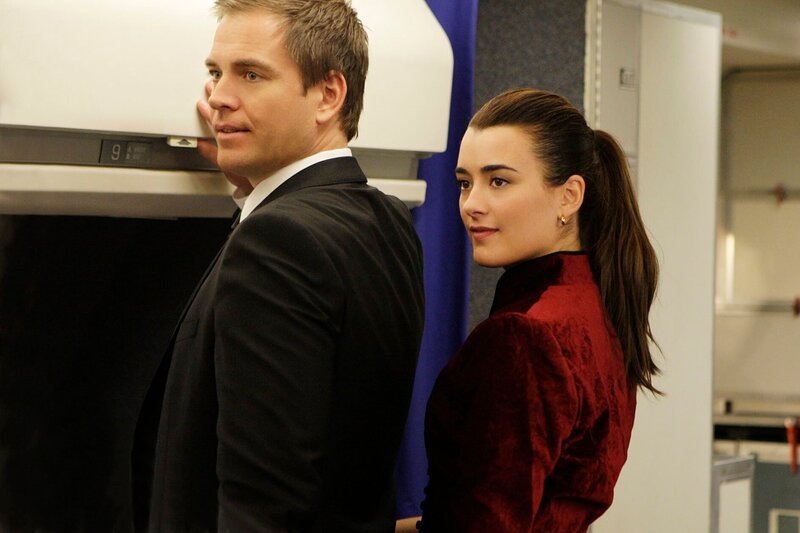 Ein neuer Auftrag: Tony (Michael Weatherly, l.) und Ziva (Cote de Pablo, r.) sollen die Hauptbelastungszeugin in einem bevorstehenden Betrugsprozess gegen ihren eigenen Chef von Paris nach Washington begleiten. – Bild: 13TH STREET /​ CBS Broadcasting Inc.