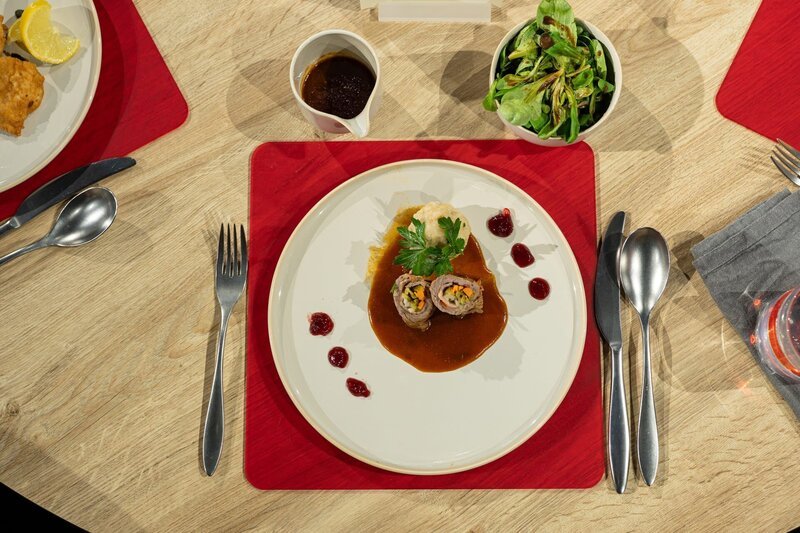 Leibgericht: Blitz-Roulade mit Jus, Mini-Semmelknödeln, Preiselbeersauce und Feldsalat von Theresa Schreiner – Bild: ZDF