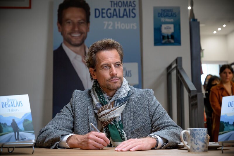 Schriftsteller Thomas (Ioan Gruffudd) ist mit seinen Werken erfolgreich. In einer Londoner Buchhandlung muss er zahlreiche Autogrammwünsche erfüllen. – Bild: François LEFEBVRE /​ ZDF
