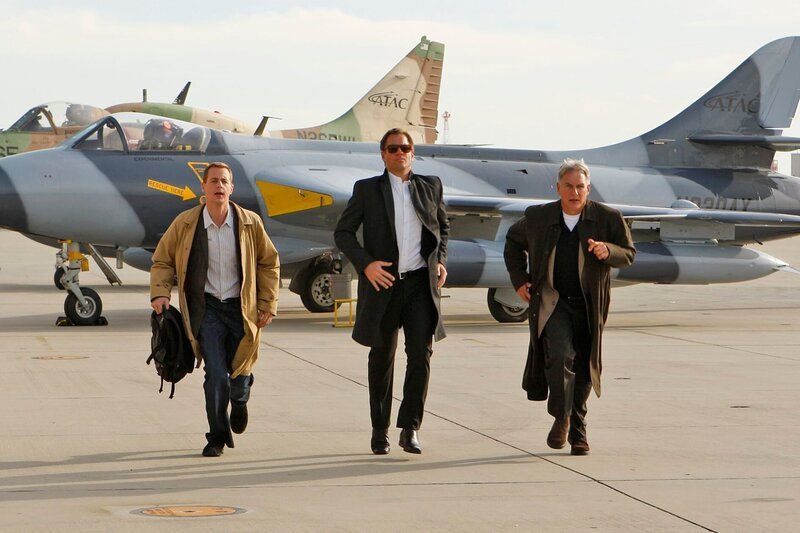 In einem ausgebrannten Waldstück wird die halbverkohlte Leiche eines Navy-Lieutenants gefunden. Er war Testpilot und steckte in einem Jetpack. Tony (Michael Weatherly, M.), McGee (Sean Murray, l.) und Gibbs (Mark Harmon, r.) ermitteln – Bild: 13TH STREET /​ CBS Broadcasting Inc. All Rights Reserved.