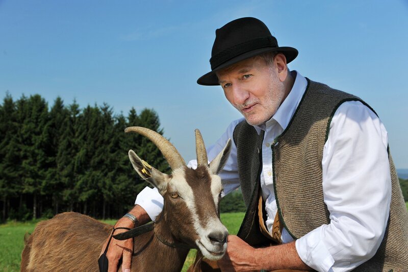 ARD STURM DER LIEBE FOLGE 1847, am Mittwoch (02.10.13) um 15:10&nbsp;Uhr im ERSTEN. Beim Wettbewerb „Das Gesicht Bayerns“ überzeugt Alfons (Sepp Schauer) im Umgang mit den Ziegen. – Bild: ARD/​Ann Paur