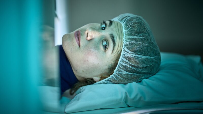 Nachdem sie in ihrer Jugend schwer an Krebs erkrankt war, lässt sich Emma (Hanna van Vliet) regelmäßig in der Klinik durchchecken. – Bild: ZDF und Mark de Blok