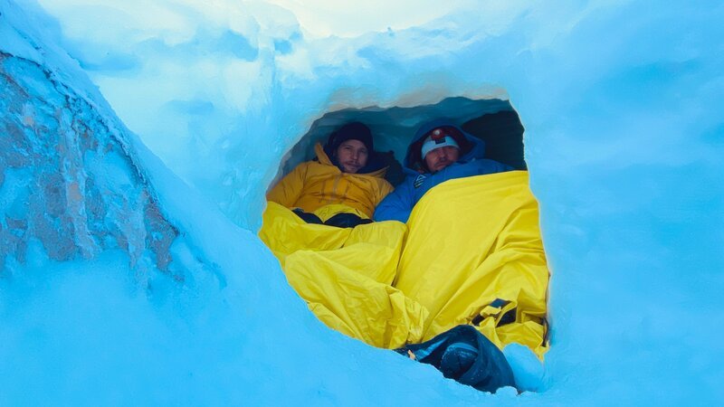 Sebastian Ströbel und Hans Honold bei Übernachtung in einer Schneehöhle Dachstein – Bild: ZDF und David Enge